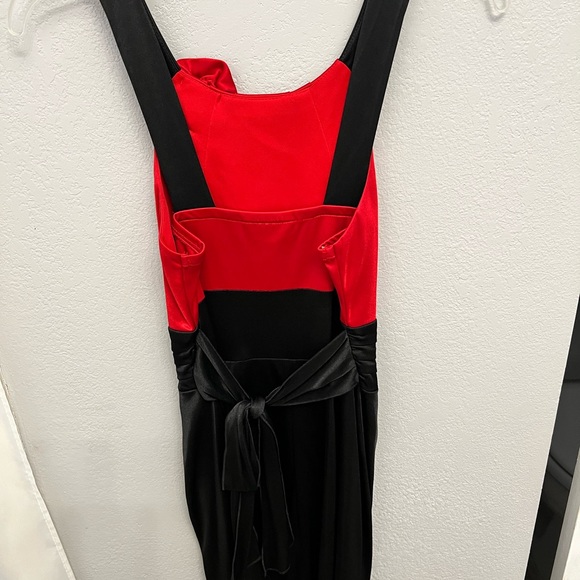 Red and black cocktail dress - Picture 3 of 3